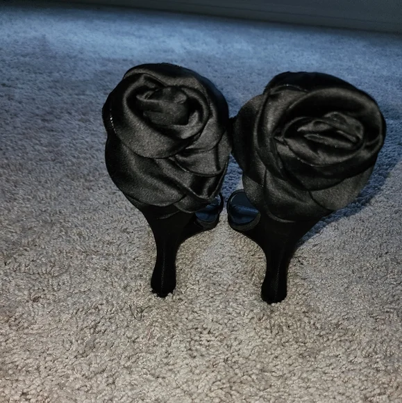 Brand New Satin Rose Heel - Picture 2 of 3